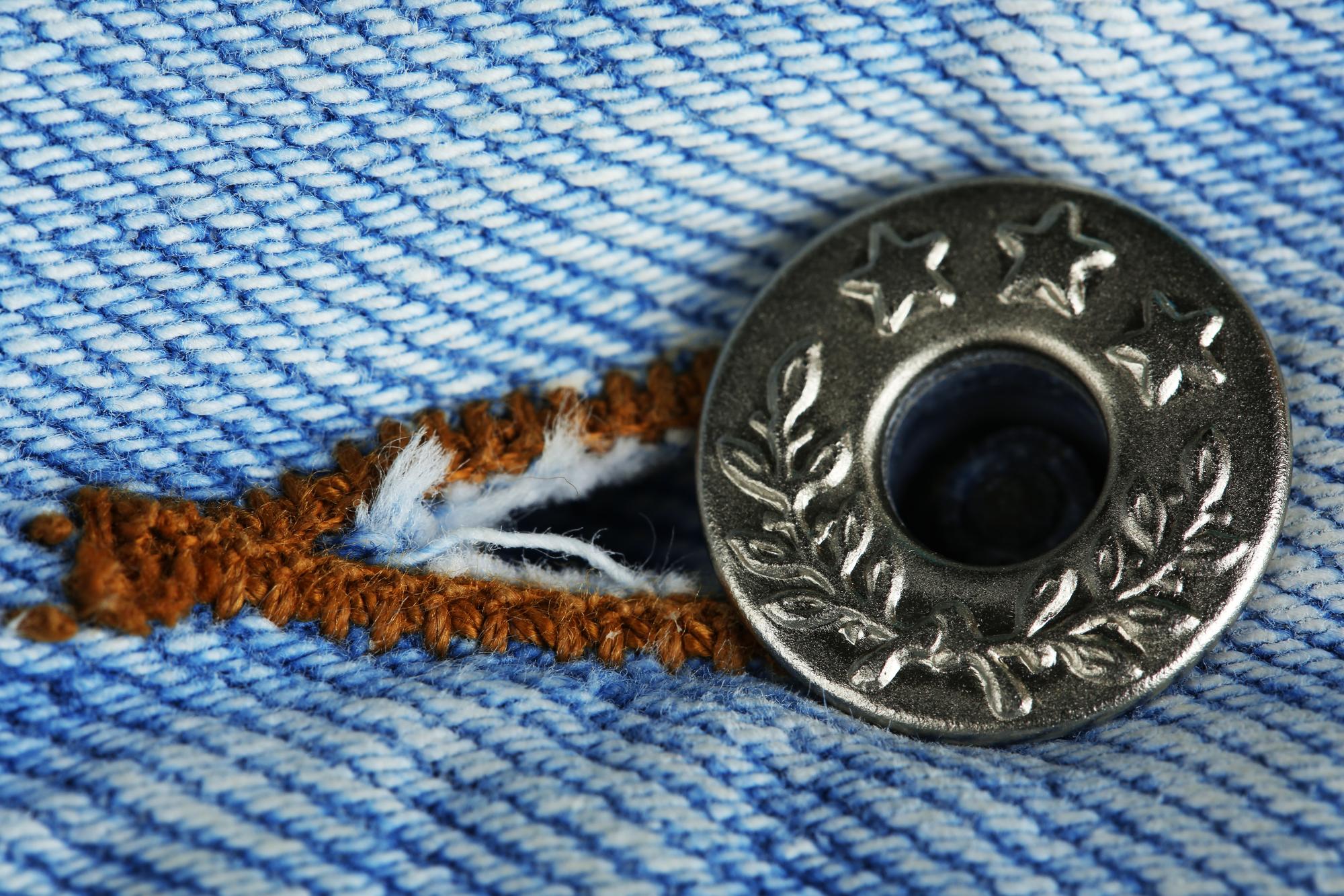 Siuvinėta emblema ant džinsinio audinio